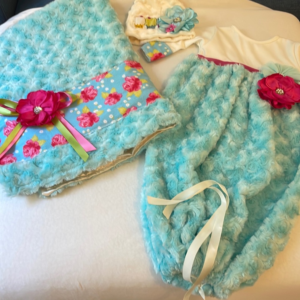 Babys in bloom, super soft baby sac, blanket and hat.